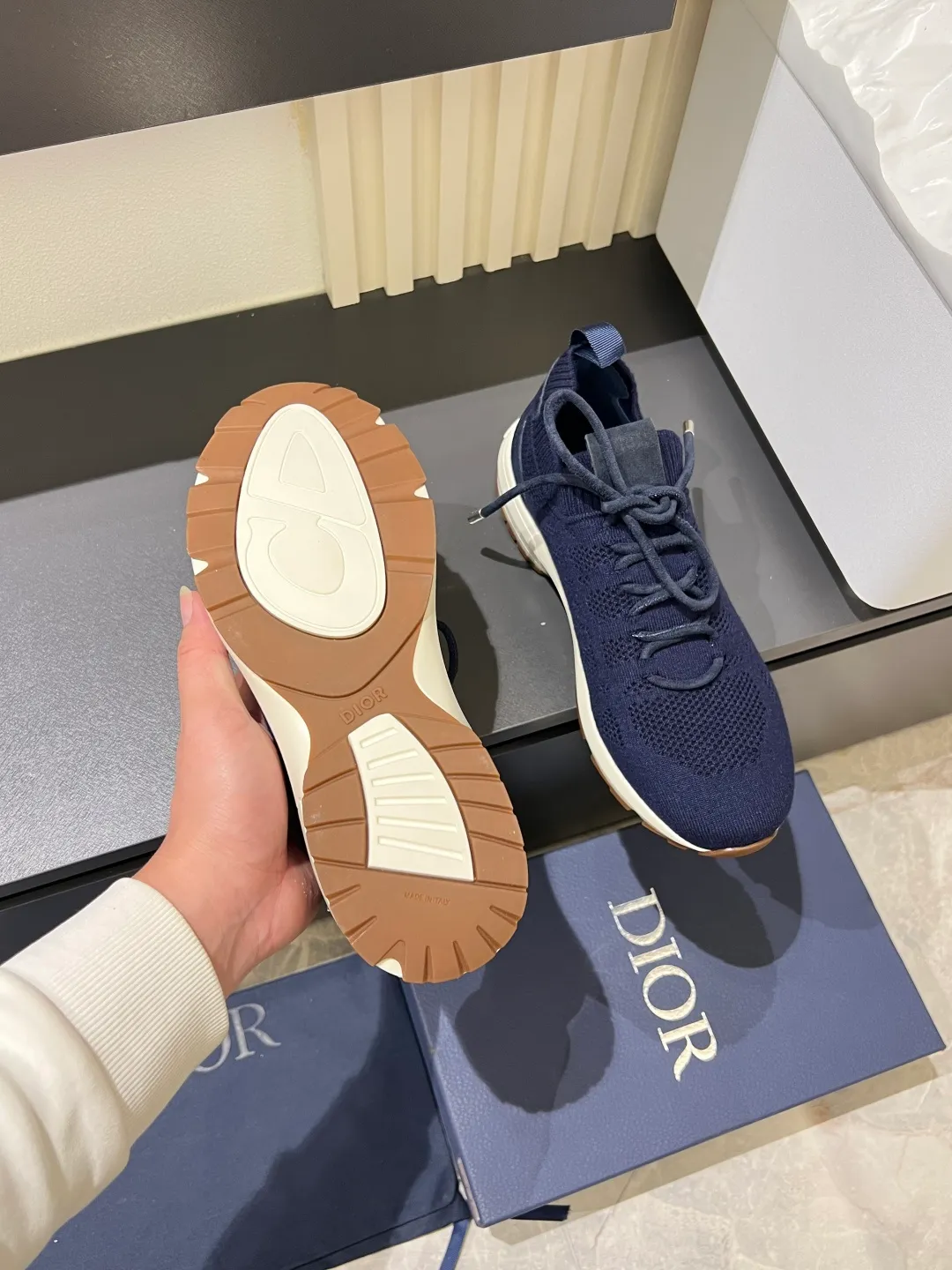 p380 Dior B80 sneakers are a new product of Dior men's series, focusing on comfort and fashion. The upper is made of breathable mesh + fabric splicing, which is lightweight and fits the shape of the foot, making it super comfortable for daily wear. The sole is made of rubber, which has great grip and wear resistance, and is suitable for commuting or light sports. The overall style is simple, the gray tone is versatile, and the shoelaces are adjustable for a more stable fit. Designed by Kim Jones, it is both practical and trendy. It is one of the new hot items in early spring①. size: 38-45 (45 customized)